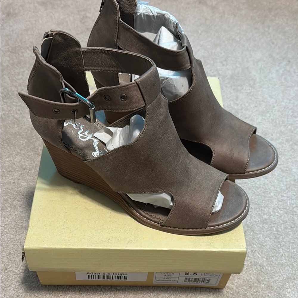 Very G taupe Adira Wedge Sandals